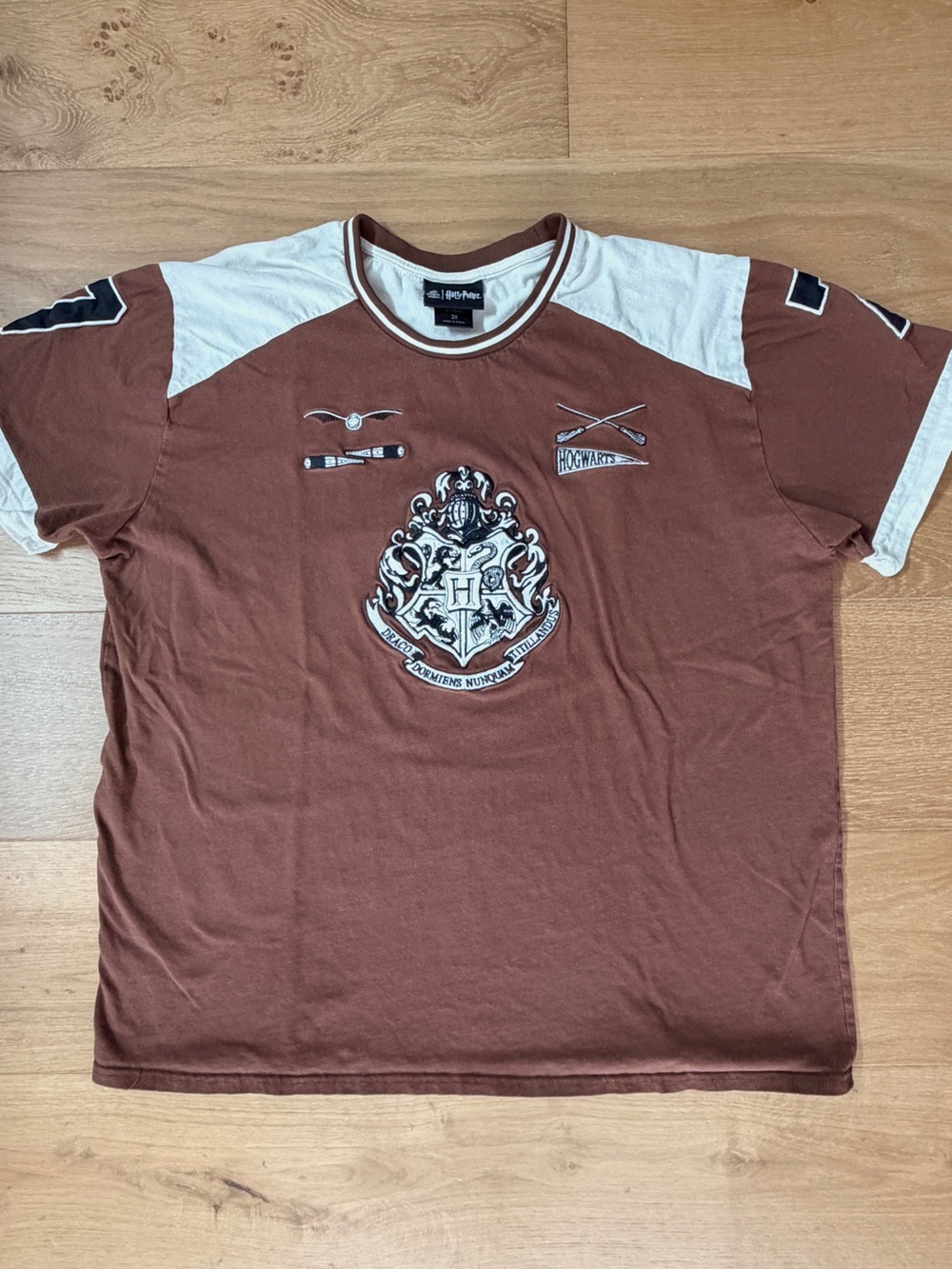 Harry Potter Hogwarts Quidditch JerseyTee Embroidered Patch Brown/Cream Sz 2X